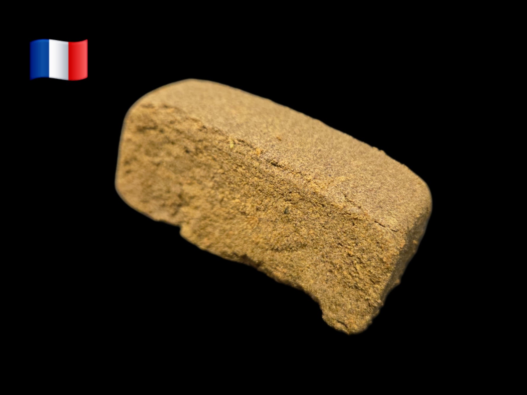 Résine CBD Forbidden Fruit premium française, texture sable dorée, riche en terpènes, aux notes de cerise, agrumes, fruits exotiques et sucrées.