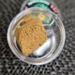 Hash CBD marocain Kompolti Goldbar420 2g – résine CBD premium texture sableuse chez Vapo Dream